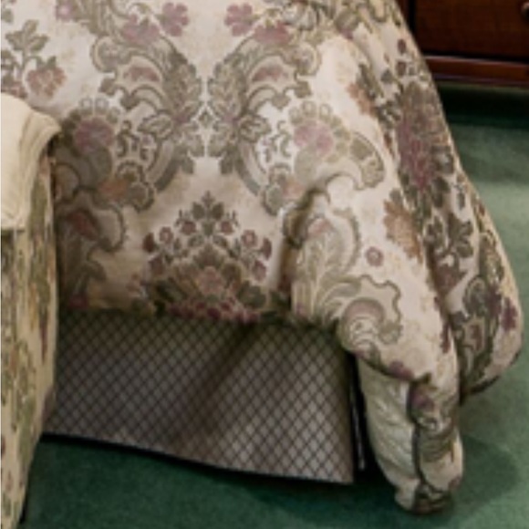 Windsor Croscill Comforter & Dust Ruffle - Picture 4 of 4